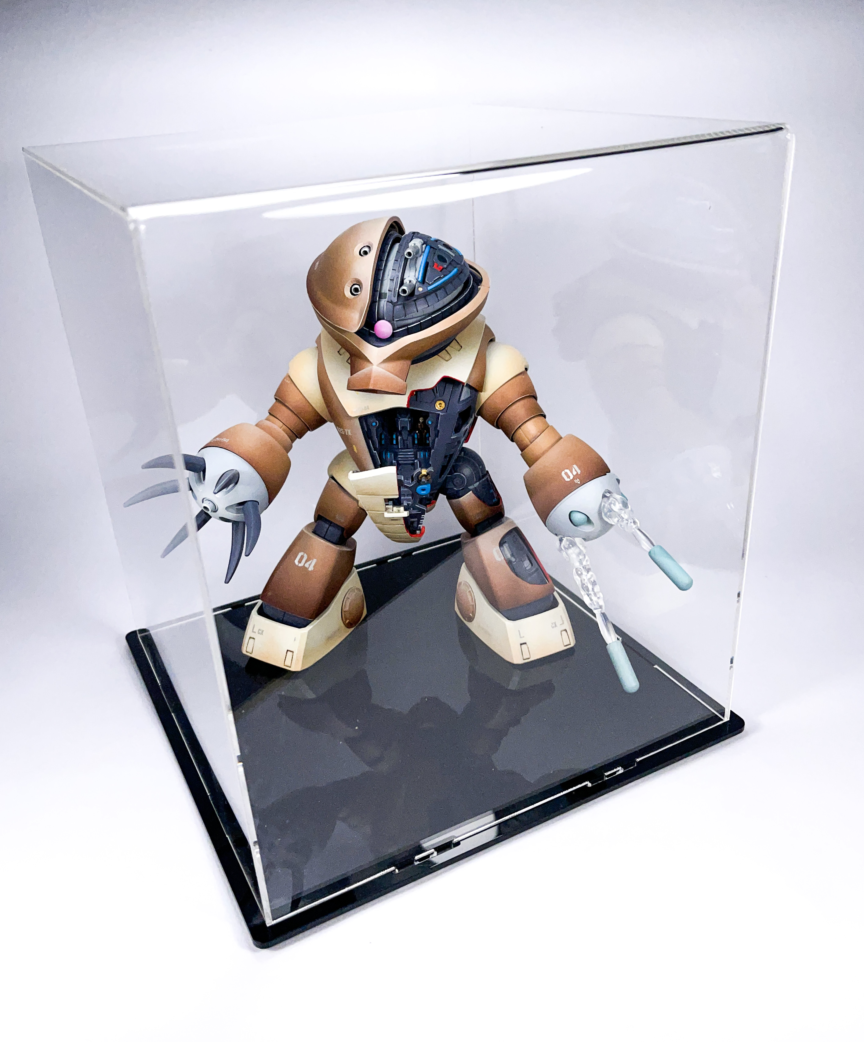 LCB008BL Бокс акриловый для фигур в масштабе 1/16, 100х100х160, основание черный глянец