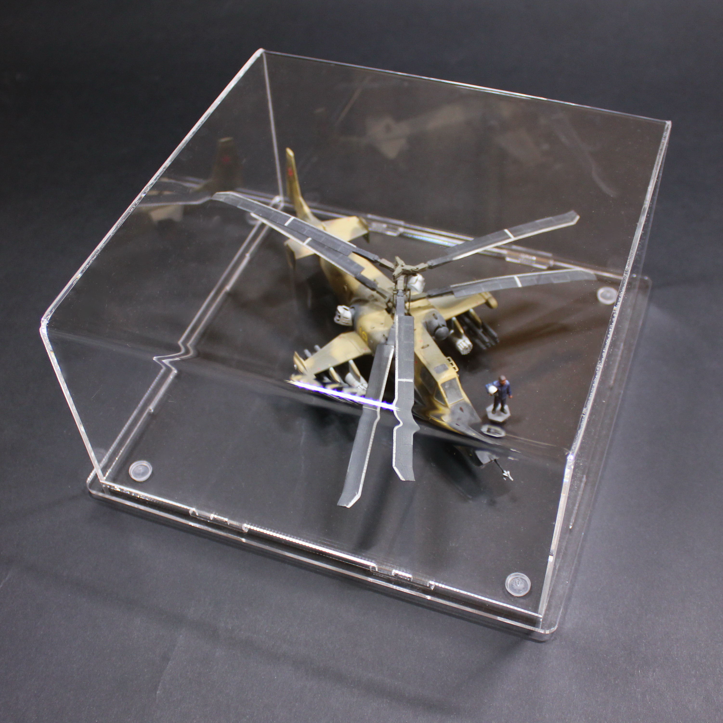 LCB003 Бокс акриловый 200х200х100 на пластиковом основании