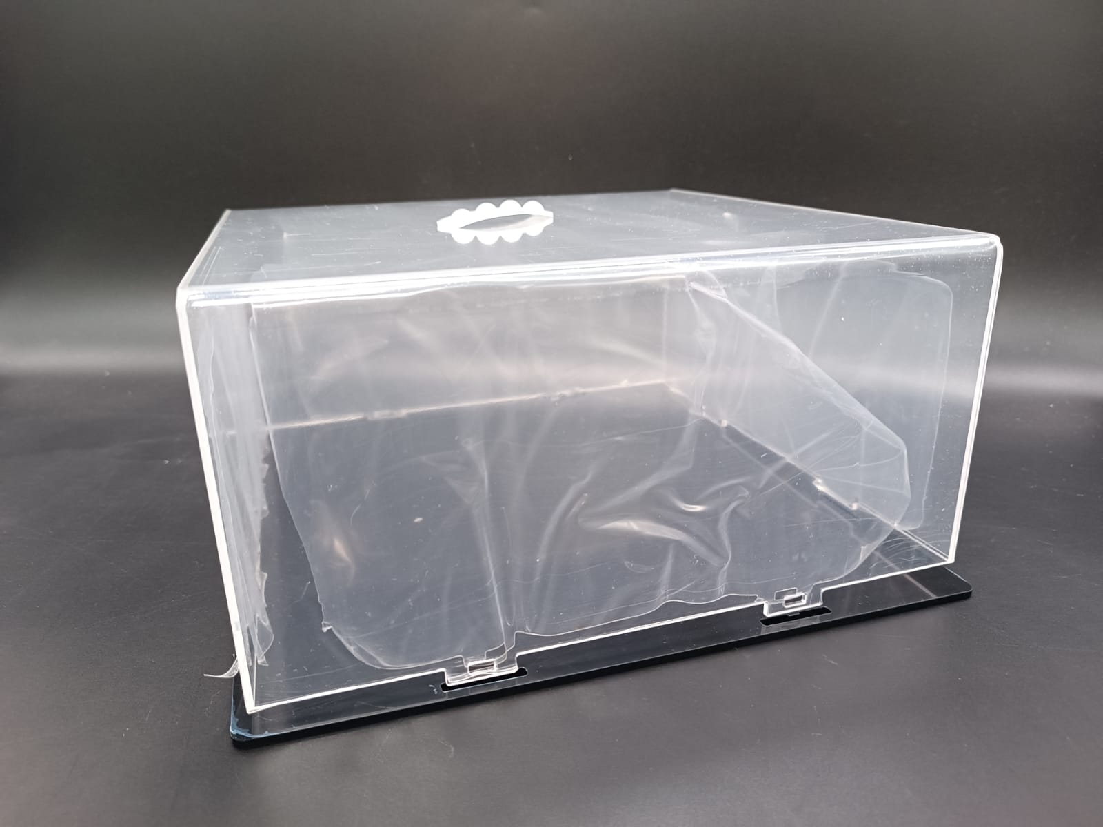 LCB004BL Бокс акриловый 250х250х120 основание черный глянец