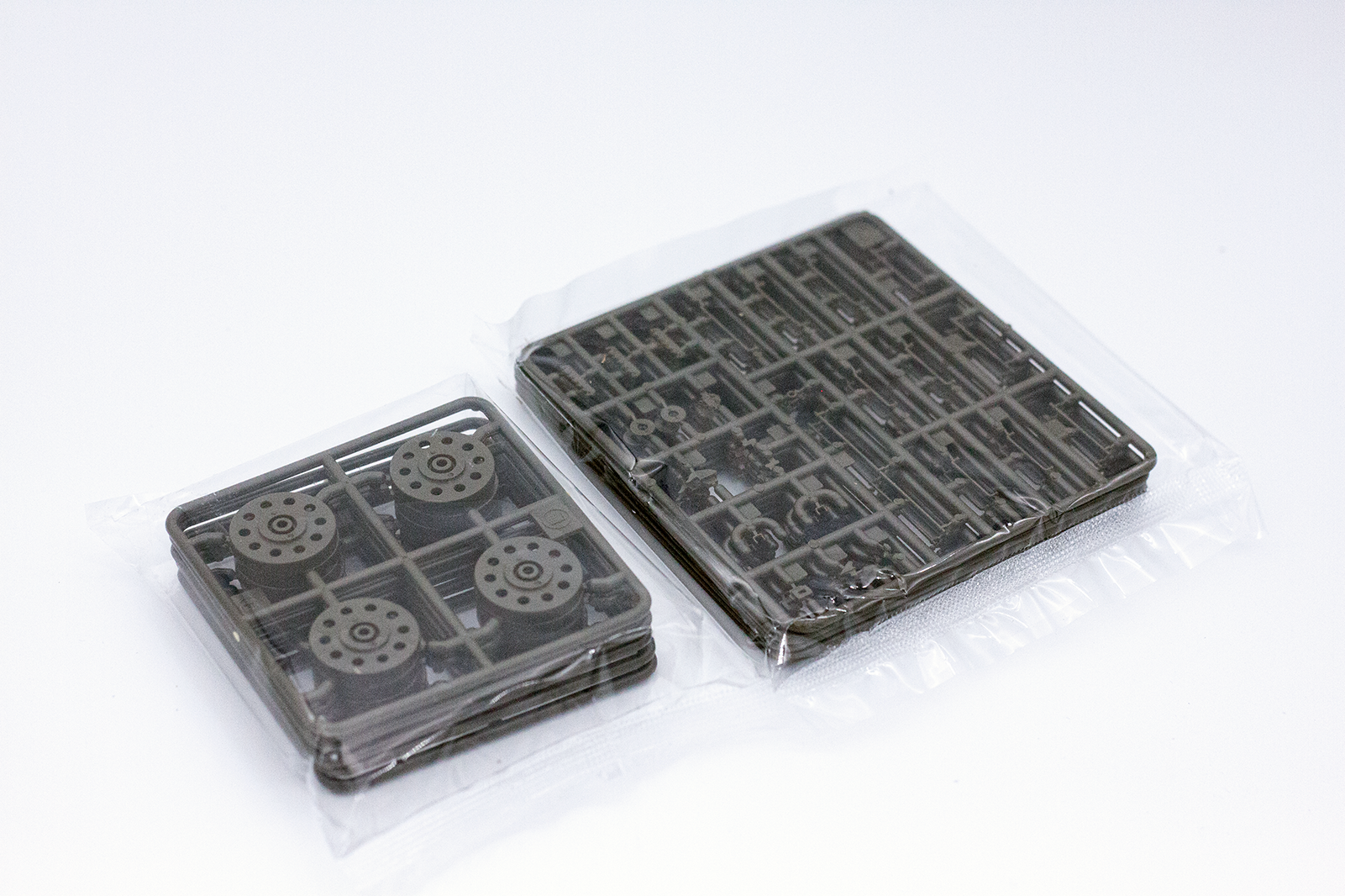 303566  Игрушка  техника и вооружение  Советский танк Т-34-76 выпуск начала 1943 г. Моделист