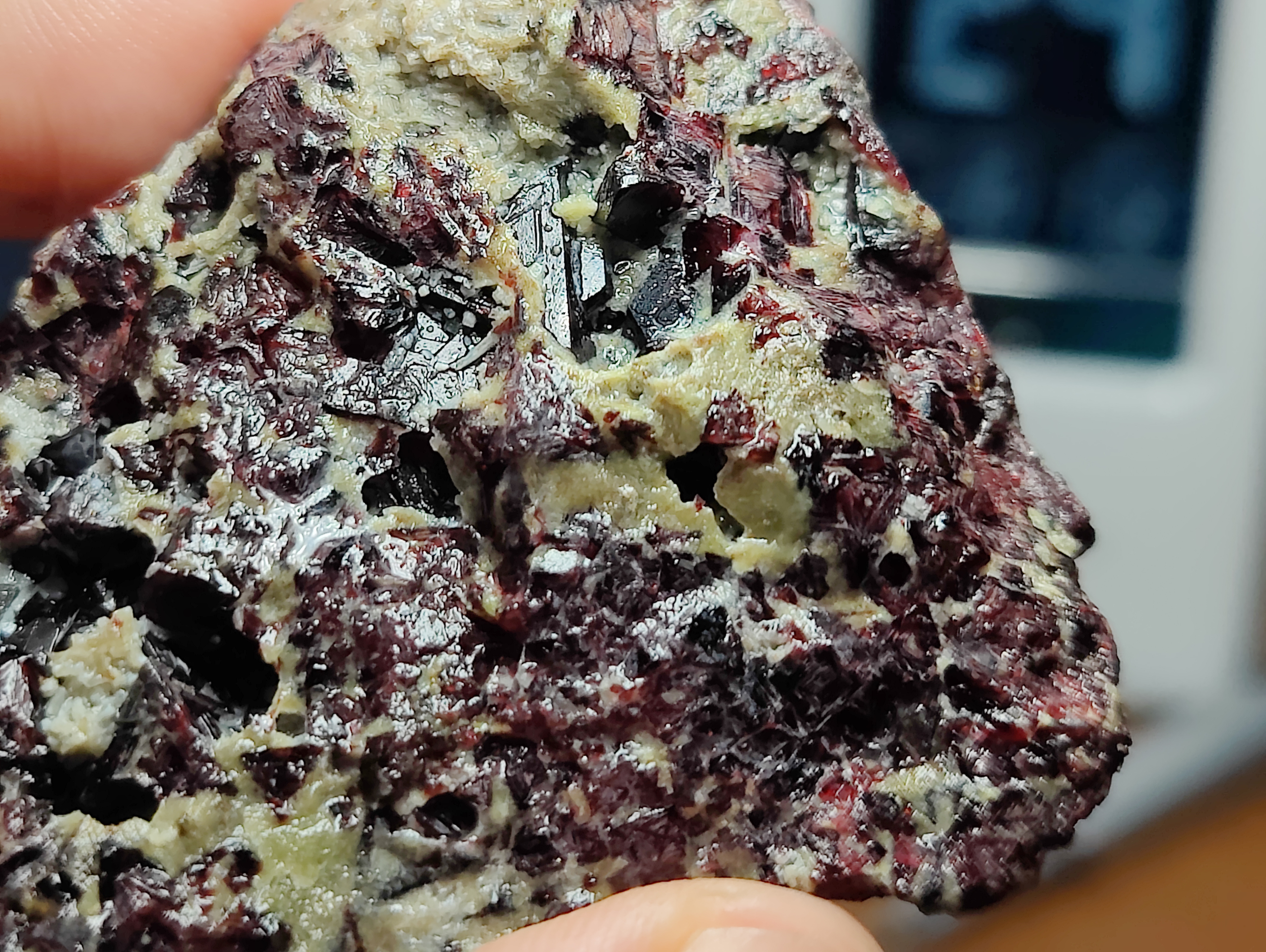 AAM0044 Кристаллы шпинели техногенного происхождения, Средний Урал.