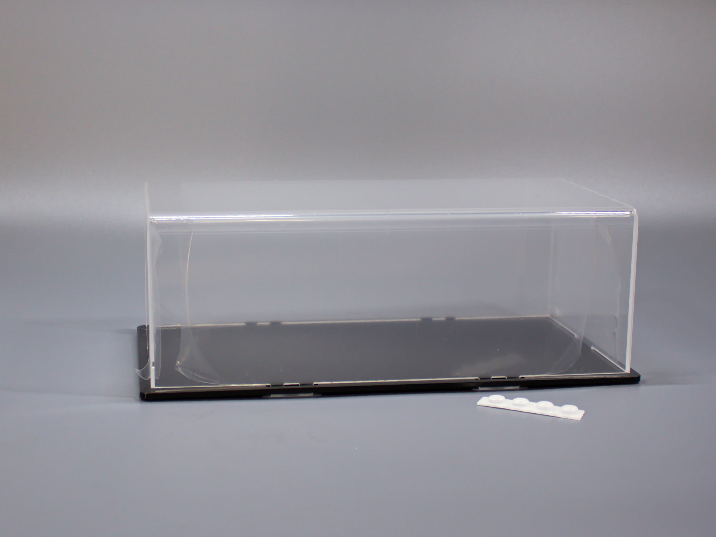 LCB005BL Бокс акриловый для легковых автомобилей 1/24 260х130х90, основание черный глянец