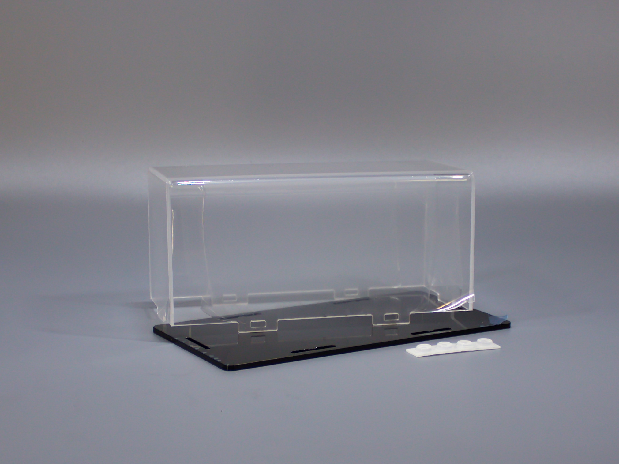 LCB002BL Бокс акриловый для танков 1/72 175х80х80, основание черный глянец