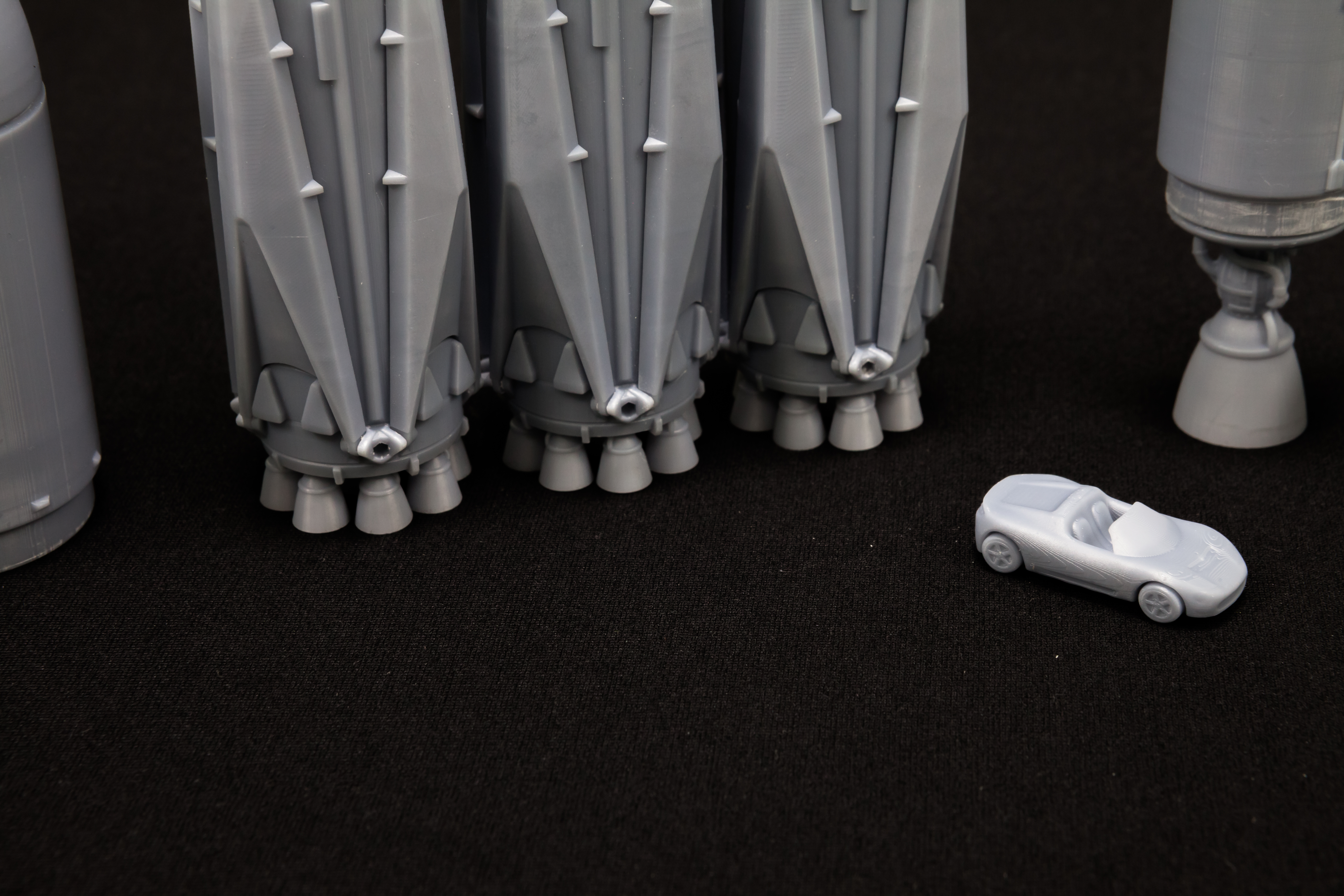 AM145044 Ракета тяжелого класса Фалкон Хэви (Falcon Heavy) с родстером Тесла Arma Models