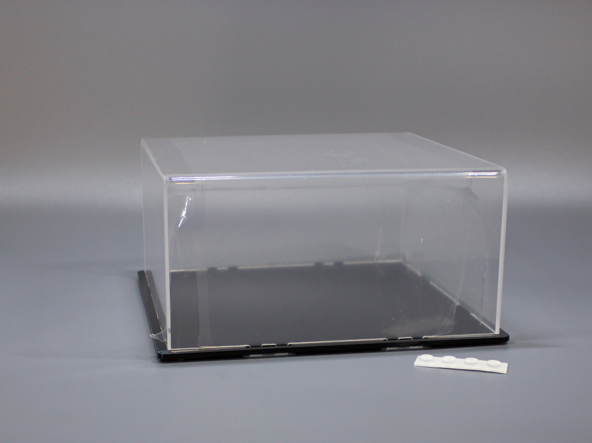 LCB003BL Бокс акриловый 200х200х100, основание черный глянец