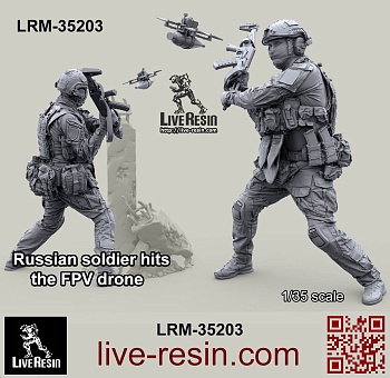 LRM35203 Российский солдат отбивает автоматом атаку фпв дрона (Не для свободной продажи)