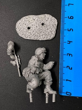 5083ТБ ВИМ, стоящий на одном колене боец (Росгвардия) стреляющий из автомата со снайперским прицелом